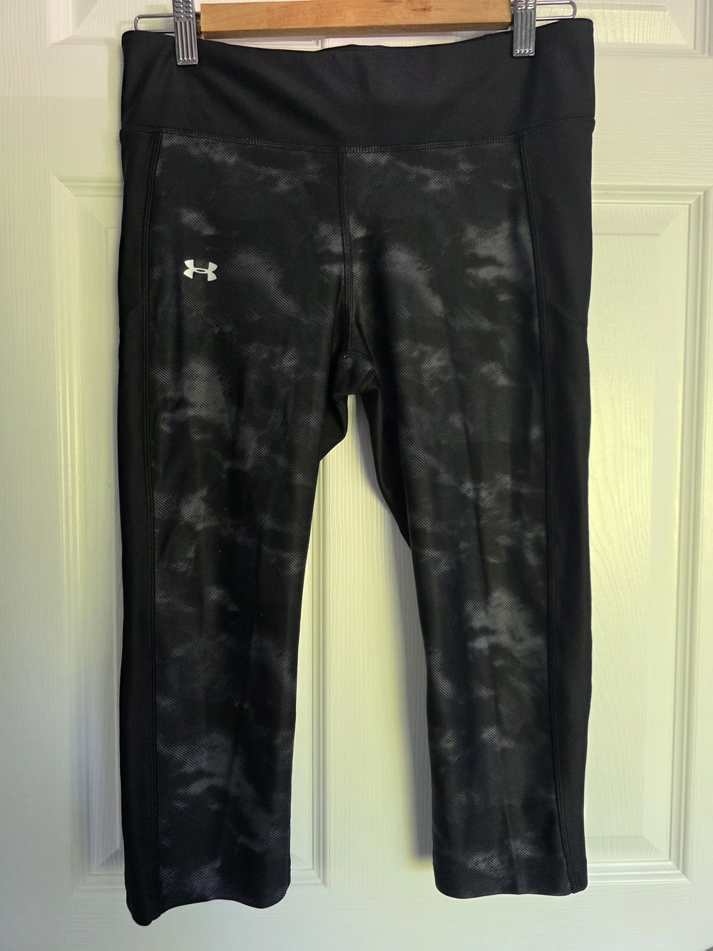 Under Armour Black Marble-Print Capri Leggings